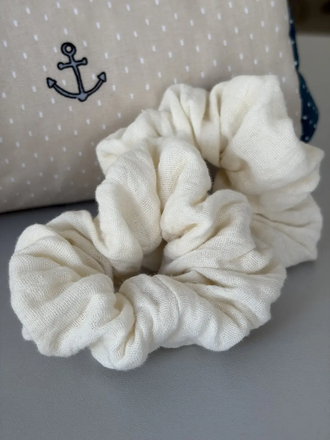 Handgemachtes Scrunchie aus doppellagigem Musselin in Creme, besonders weich und haarschonend für Babys und Kinder