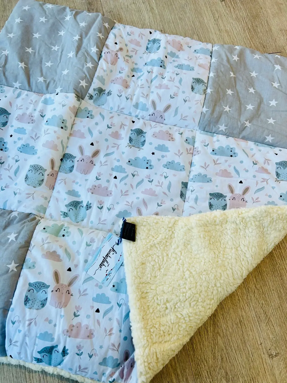 Krabbeldecke Baby Eulen im Patchwork-Design mit Hasen und Wolken in Pastell, aus Baumwolle, weich gefüttert.