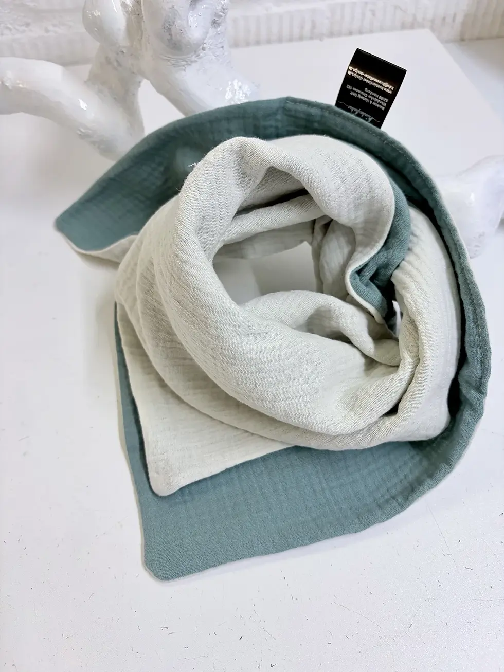 Musselintuch Meeresbrise aus weichem Baumwollmusselin in Petrol und Muschelweiß mit Wal-Waschlappen. Atmungsaktives Babyset.