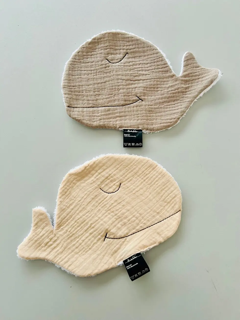 Miniaturbild: Handgemachter Baby-Waschlappen in Walform aus Musselin und Frottee in Creme, besonders sanft zur empfindlichen Babyhaut.