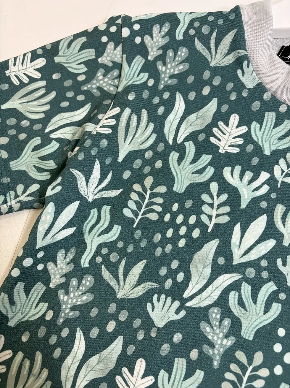 Miniaturbild: Detailaufnahme vom Kurzarmshirt Küstenwiese, petrolfarbener Baumwolljersey mit maritimem Muster, OEKO-TEX zertifiziert, weich