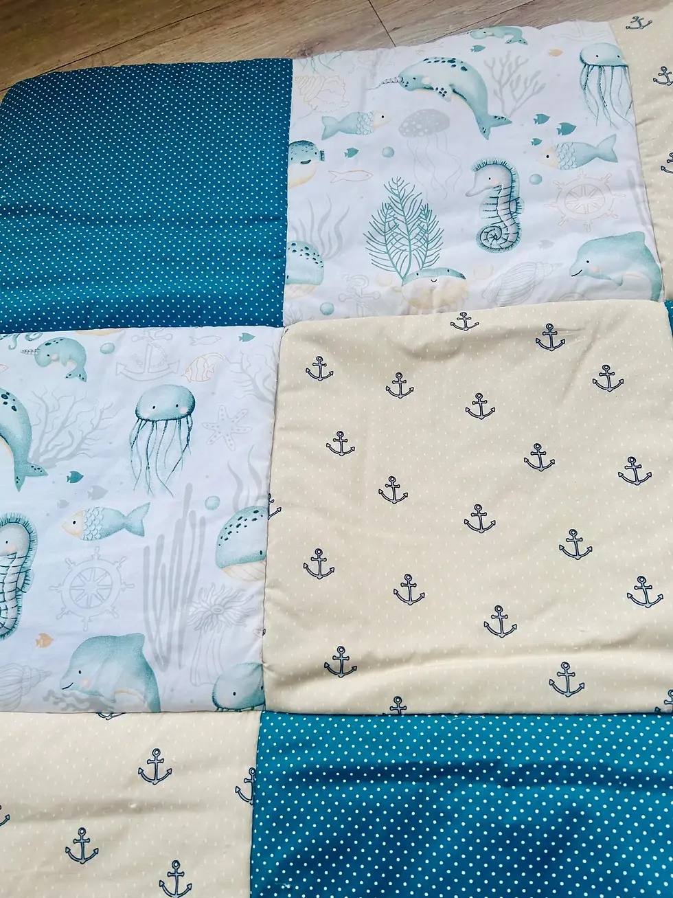 Miniaturbild: Handgemachte Baby-Krabbeldecke Unterwasserwelt in Petrol mit Patchwork aus Anker- und Meeresmotiven, weich gefüttert – ideal