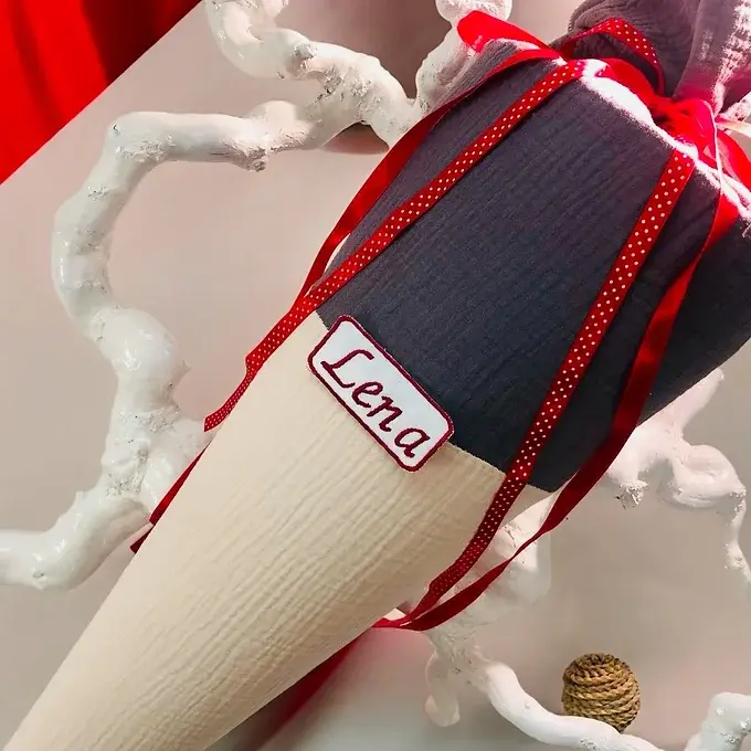 Miniaturbild: Seitliche Ansicht unserer Musselin-Schultüte „Lena“ – ideal für die Einschulung mit Stil.