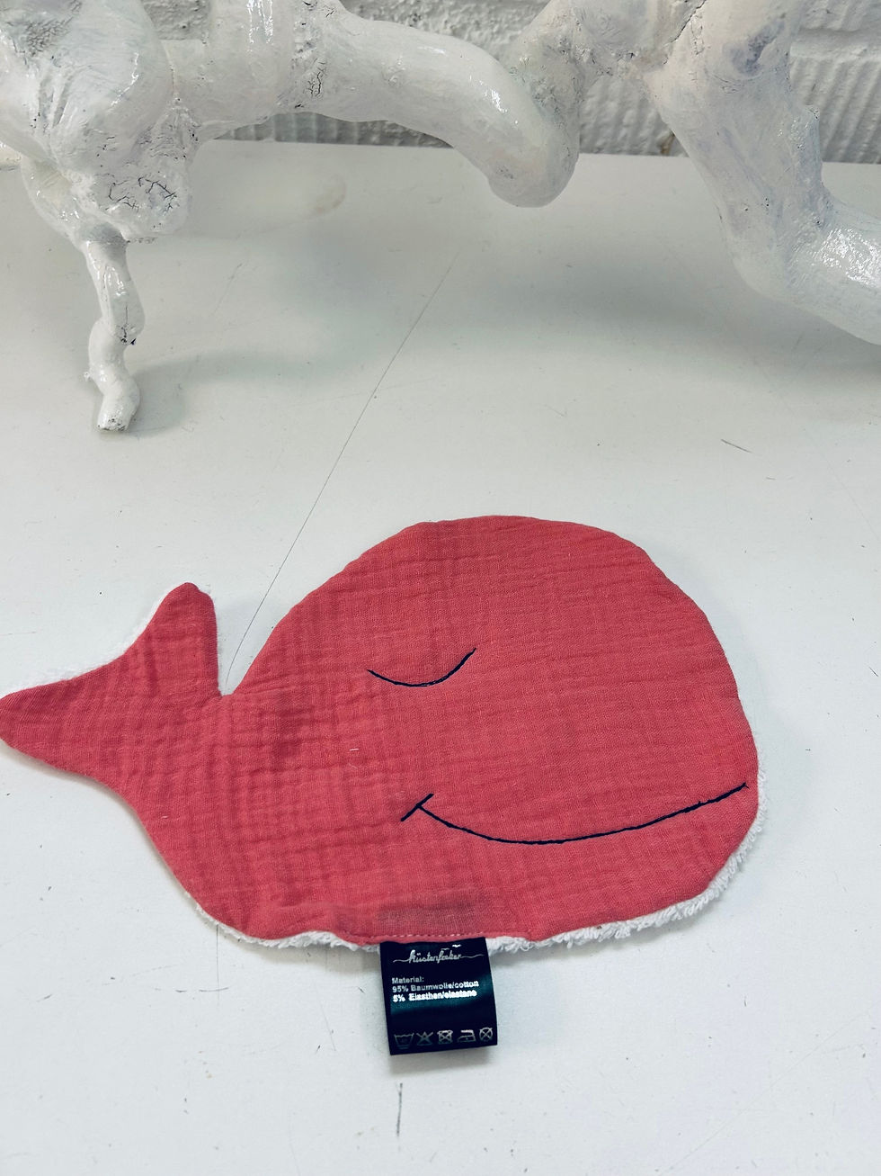 Miniaturbild: Entzückender Musselin Waschlappen lachsfarben für Babys und Kinder in Wal-Form. Perfekt als Geschenk zur Geburt.