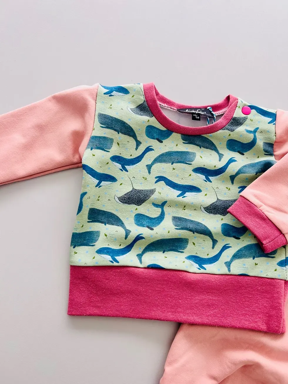 Miniaturbild: Kinderpullover mit Wal-Motiv im Set mit Hose, harmonische Farben, nordisch ruhig, handgemachte Kindermode aus Hamburg.