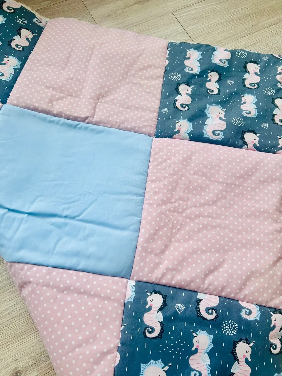 Miniaturbild: Kuschelige Spieldecke für Babys mit rosa Patchwork und maritimem Print, handgemacht in Hamburg, langlebig und alltagstauglich