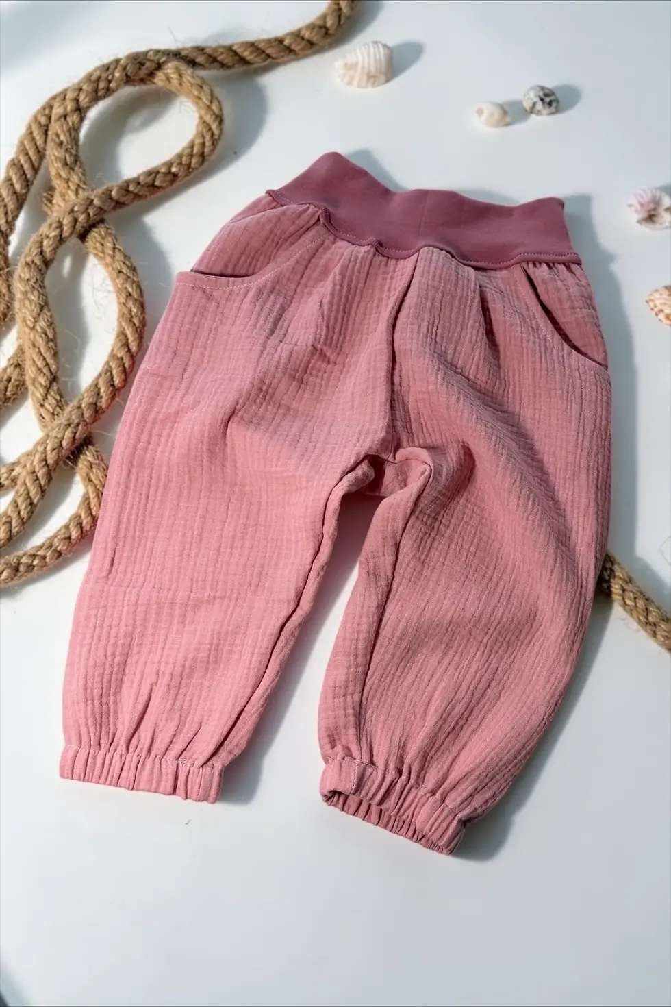 Miniaturbild: Mitwachsende Musselinhose Janni Rosentide aus weichem Musselin in Rosa für Babys und Kinder. Handgemacht in Hamburg aus OEKO-