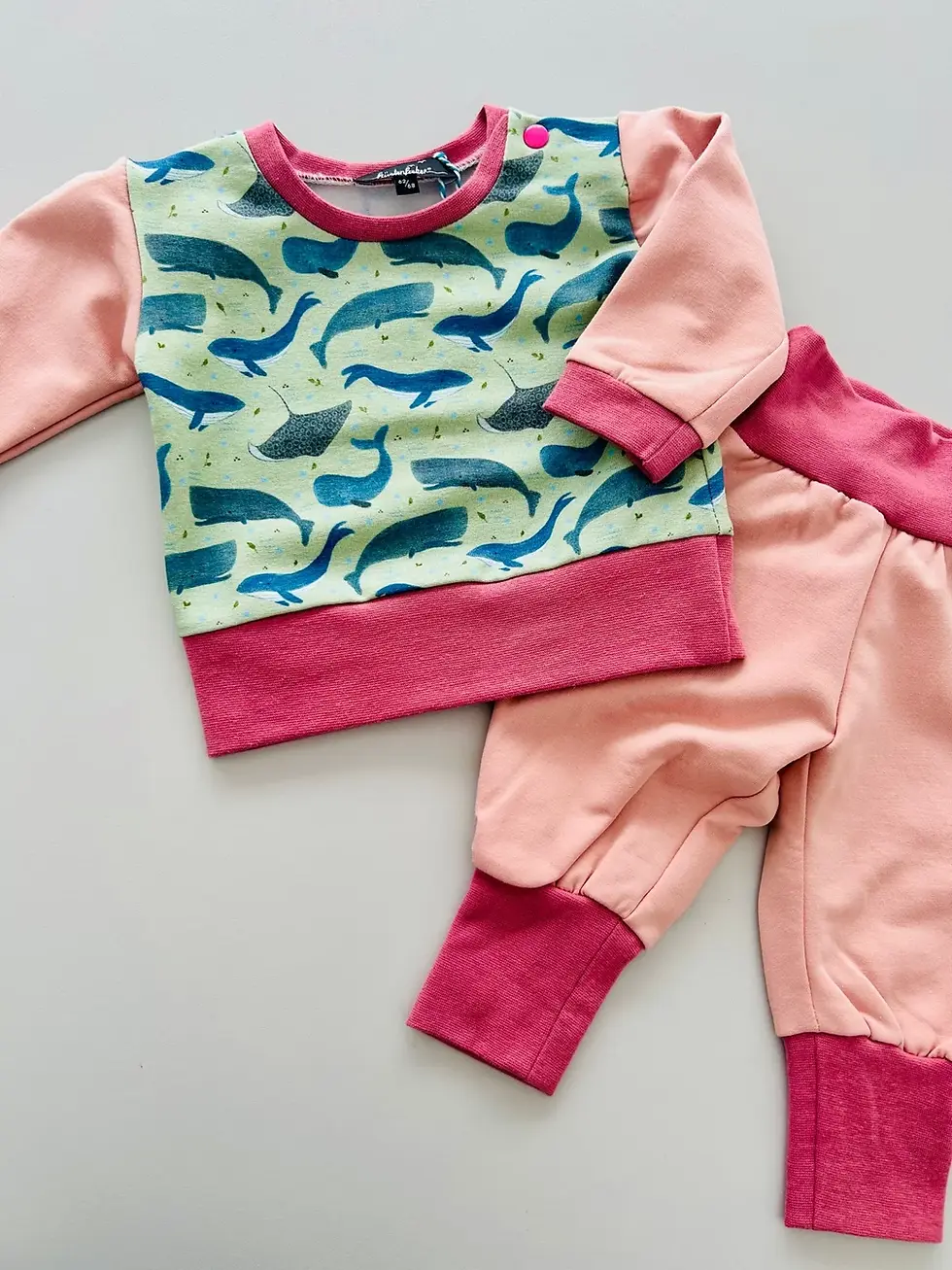 Miniaturbild: Maritimer Baby- und Kinderpullover mit Walen, bequemer Schnitt, elastische Bündchen, handgefertigt bei Küstenfieber®.