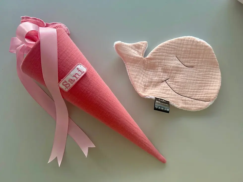 Miniaturbild: Kombination aus rosa Schultüte und passendem Wal-Waschlappen – Küstenfieber®-Set für besondere Einschulungsmomente.