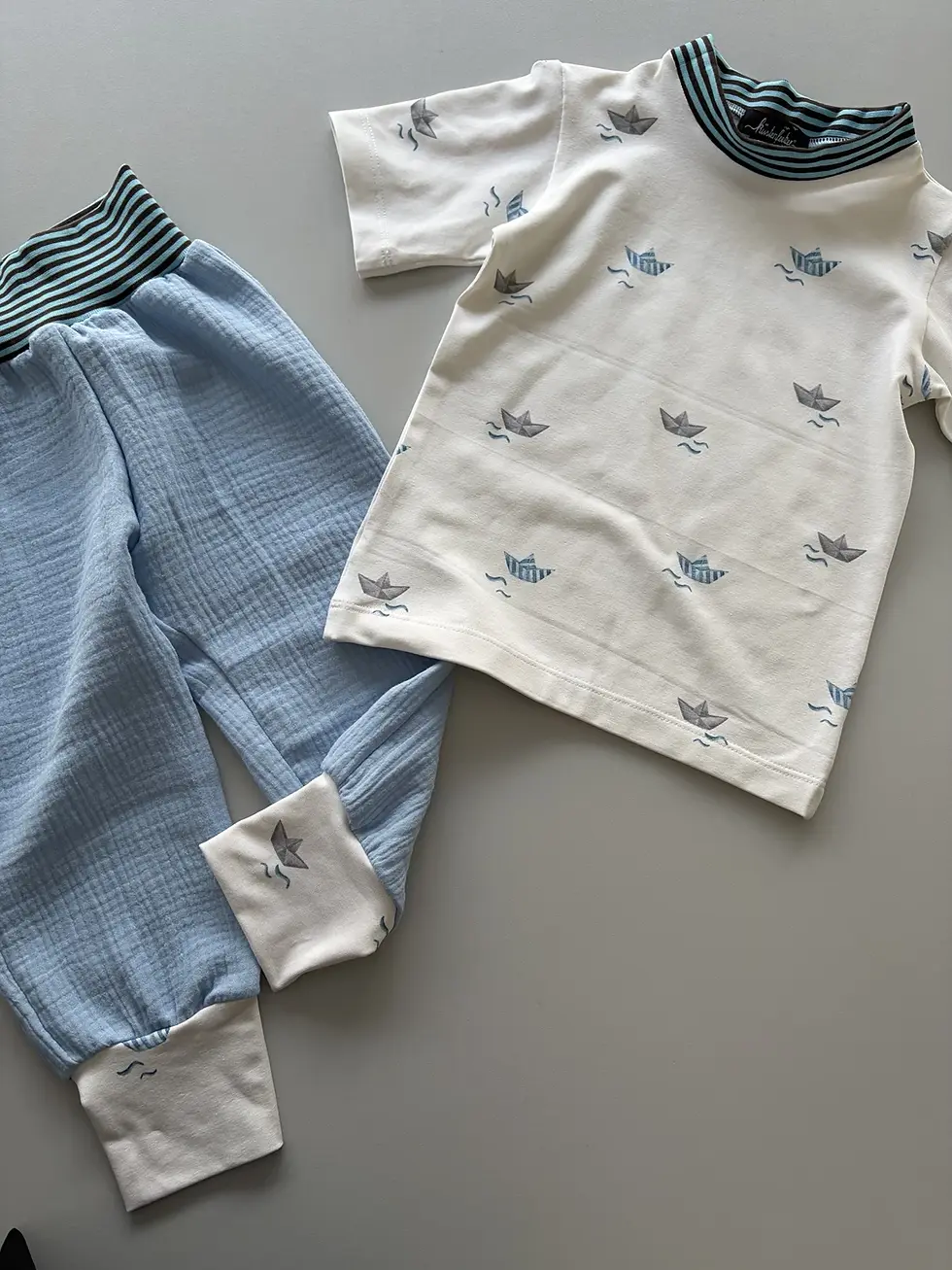 Miniaturbild: Kinder Set Größe 86/92 aus Musselin und Jersey. Hose in Blau, Shirt mit kleinen Booten. Bequem, mitwachsend und hautfreundlic