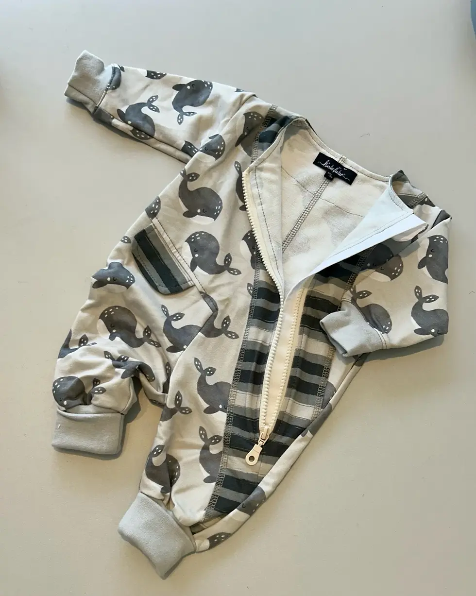 Miniaturbild: Mitwachsender Babystrampler aus Sweat mit Walmotiv. Handgefertigt aus OEKO-TEX®-Baumwolle – für kleine Küstenkinder.