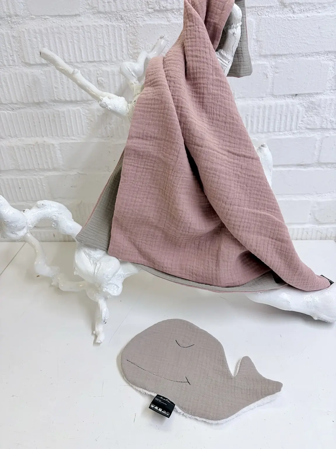 Musselintuch Strandhafer aus weichem Baumwollmusselin in Rosé und Sandbeige, doppellagig genäht. Vielseitig als Spucktuch, Ha