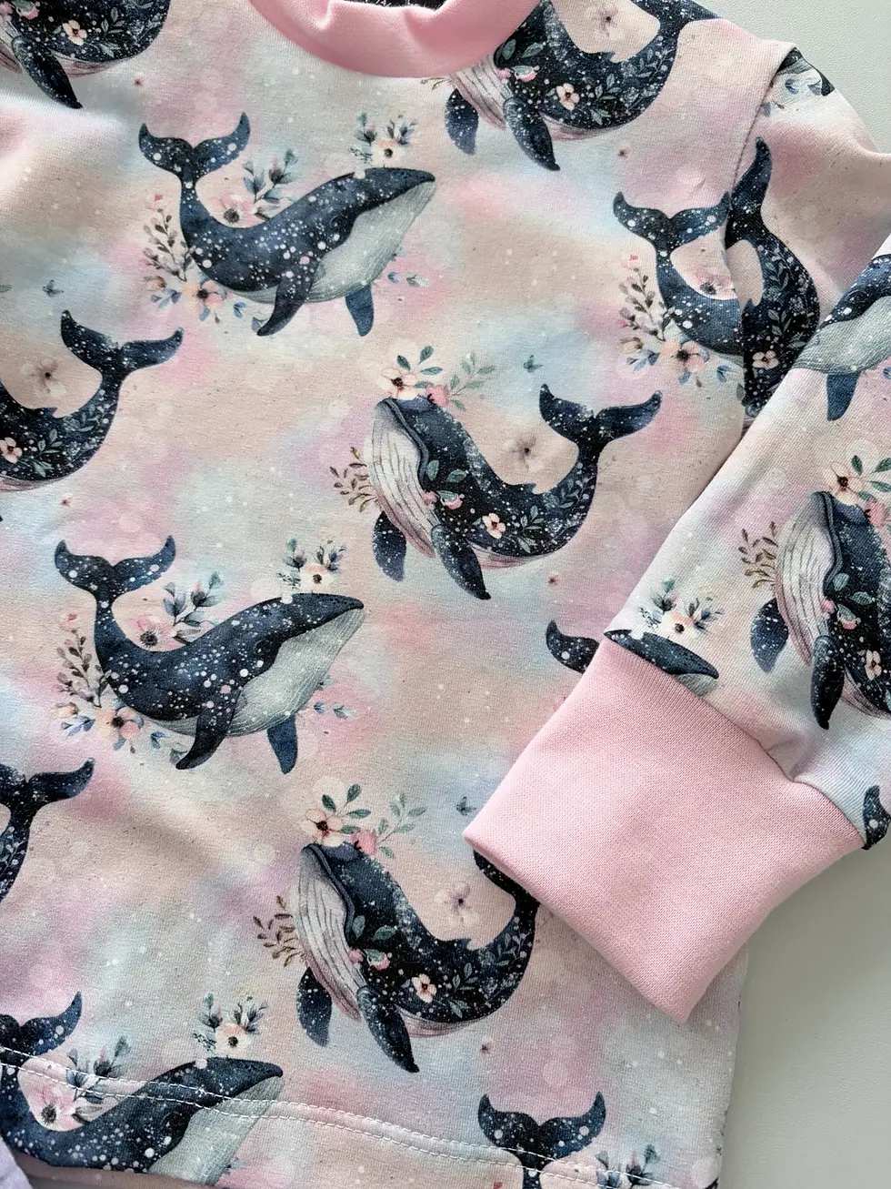 Miniaturbild: Detailaufnahme vom Wal-Print auf weichem Jersey, zarte Farben in Rosa und Mint, hochwertiger Stoff, handgemachte Babykleidung