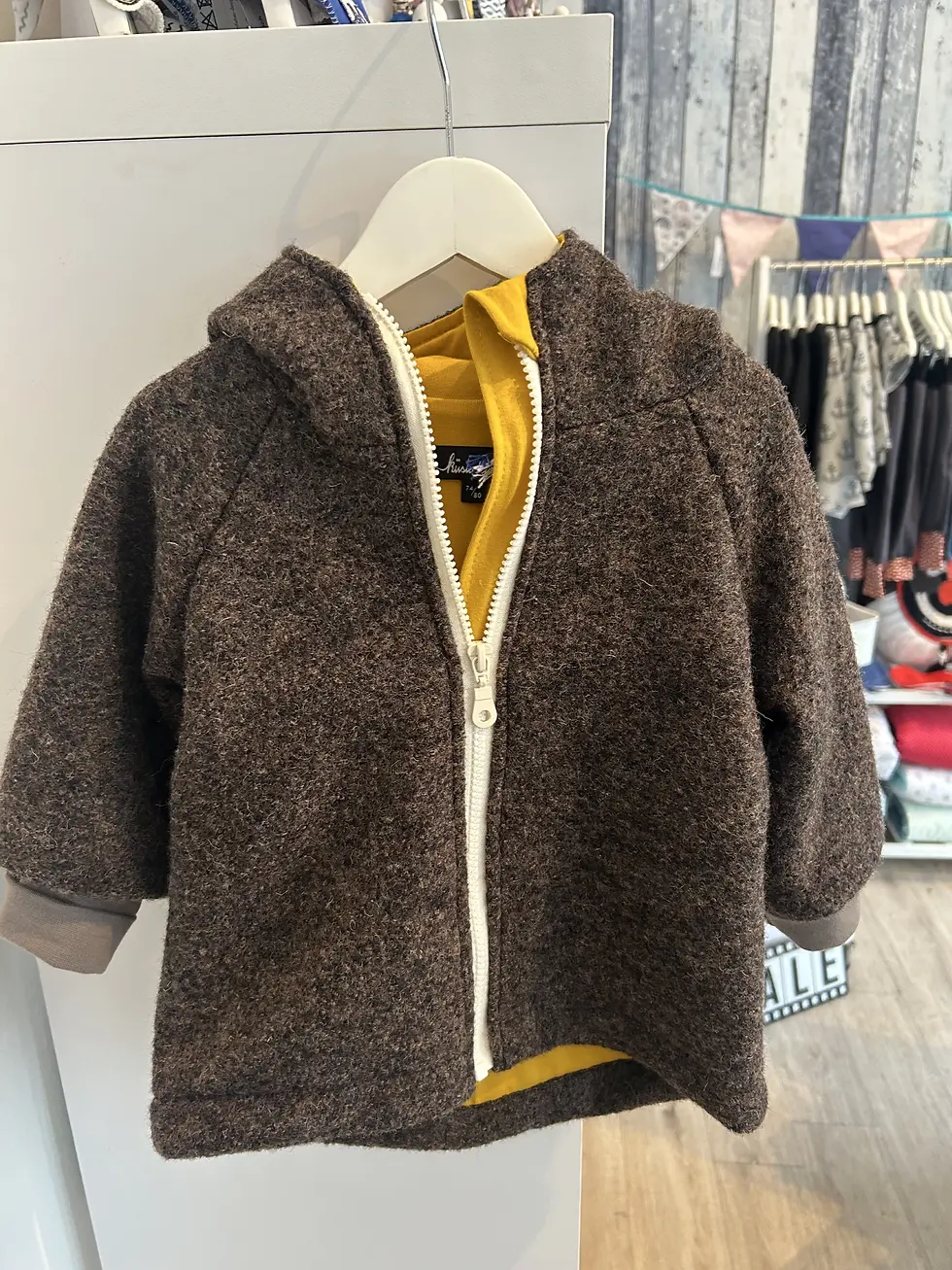 Miniaturbild: Ärmelbündchen der Walkjacke aus Wollwalk in Braun. Elastisch, weich und perfekt für kalte Tage im Herbst und Winter.