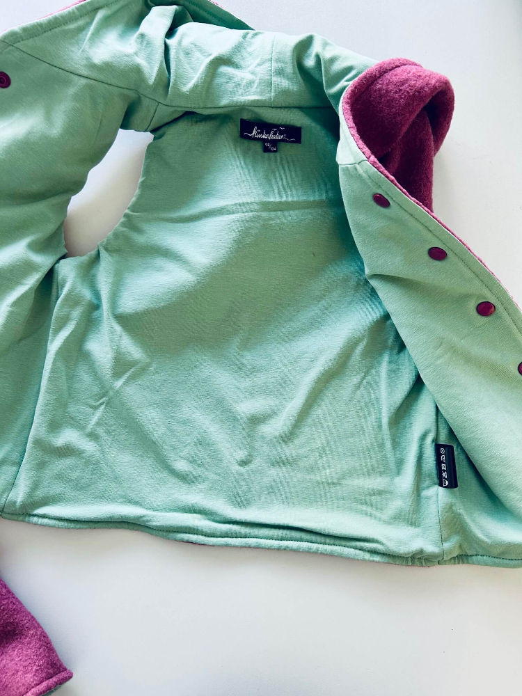 Miniaturbild: Atmunsaktive Walk Weste in Altrosa-Dunkelmint mit Zipfelkapuze für Babys und Kinder ideal zum Fahrradfahren.