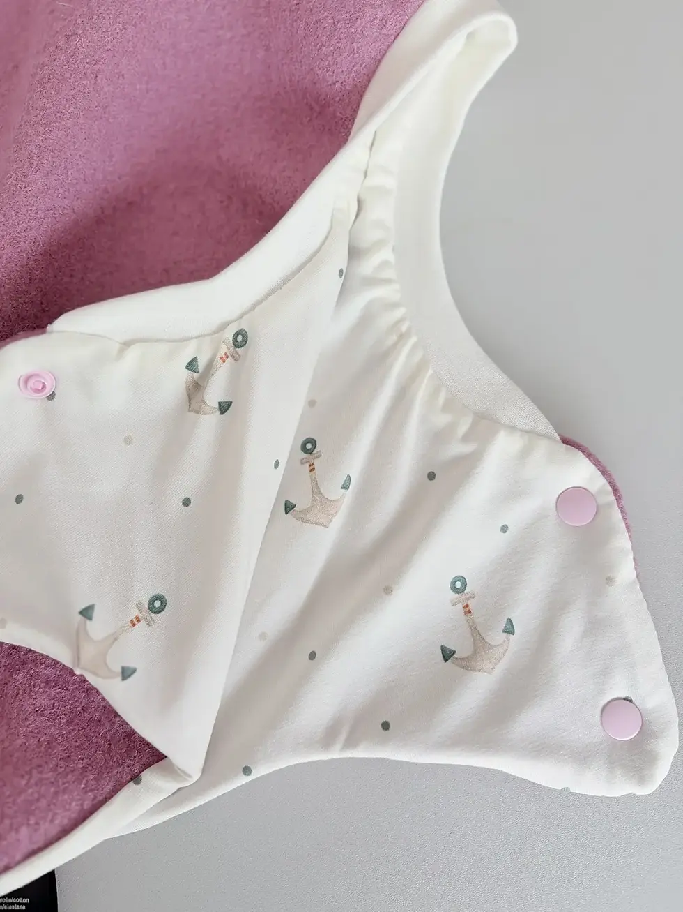 Miniaturbild: Rosa Schlupfmütze aus Wollwalk, knöpfbare Variante mit weißem Ankerfutter