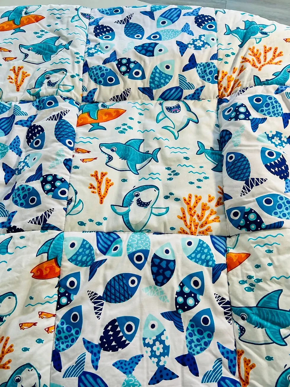 Miniaturbild: Personalisierbare Krabbeldecke für Babys mit Fisch-Motiv. Patchwork, weich gefüttert, handgemacht in Hamburg.