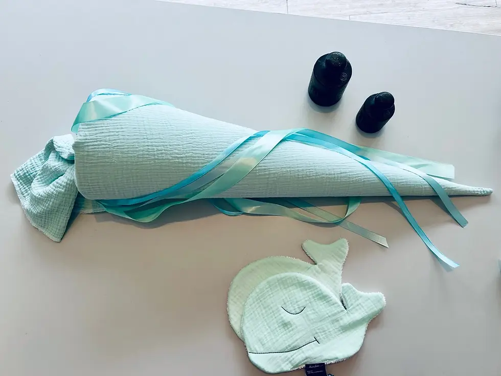 Miniaturbild: Zuckertüte in Mint kombiniert mit Wal-Waschlappen – handgemachtes Duo für Kita oder Schule, gefertigt aus weichem Musselin.