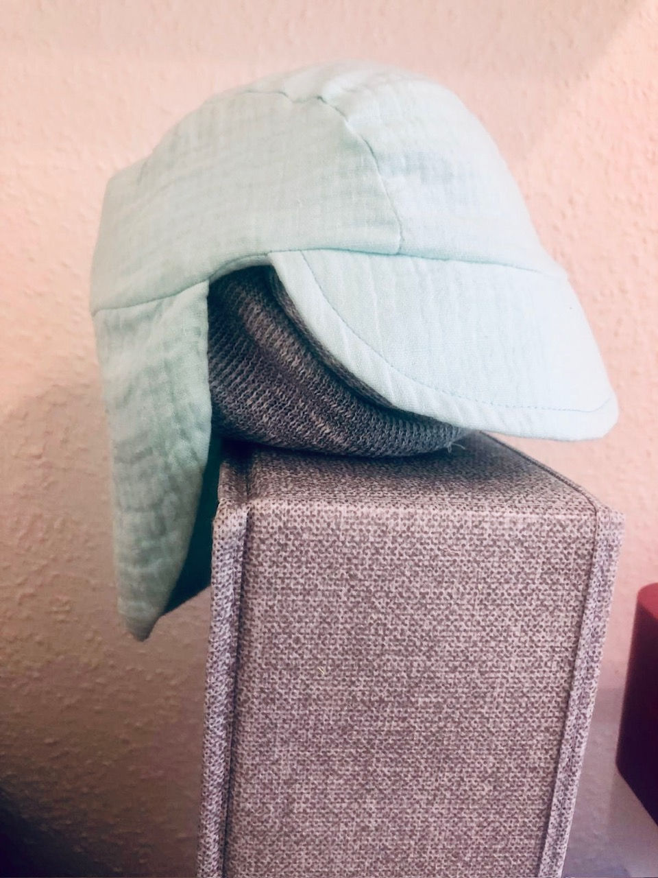 Miniaturbild: Weiche doppellagige Musselin Mütze in Mint mit Gummiband, passend für einen Kopfumfang von 47-52 cm.
