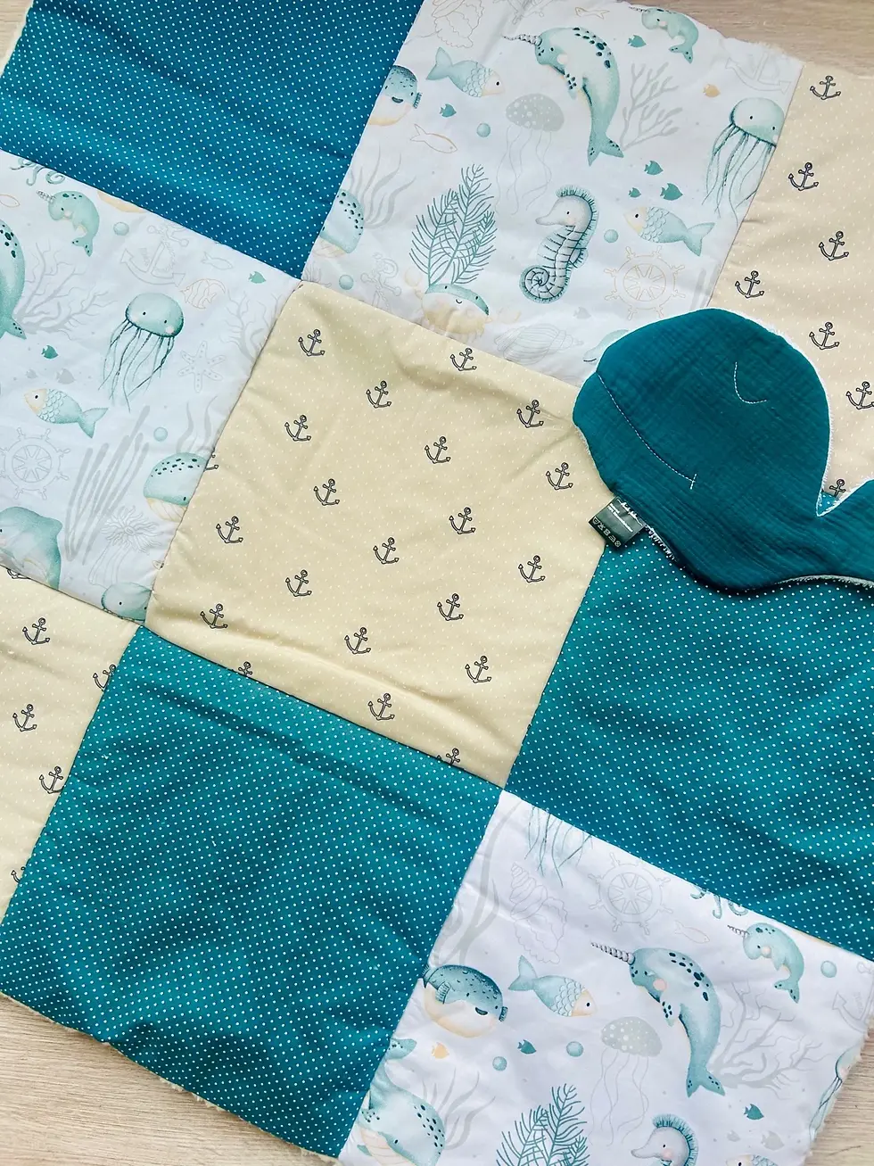 Miniaturbild: Patchwork Krabbeldecke Unterwasserwelt in Petrol mit maritimen Motiven und kuscheliger Rückseite – OEKO-TEX Stoffe, handgemac