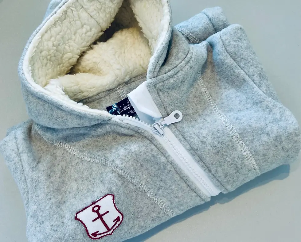 Mitwachsender Baby-Fleeceoverall in Hellgrau aus OEKO-TEX®-zertifizierter Bio-Baumwolle – nachhaltig & warm