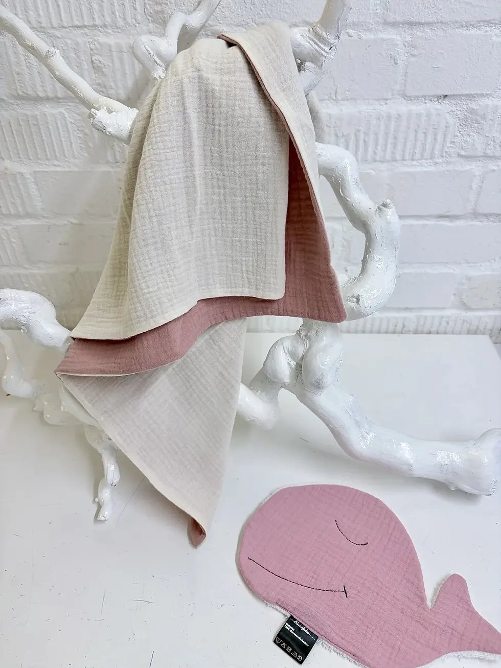Musselintuch Dünenrose aus weichem Baumwollmusselin in Rosé und Muschelweiß, doppellagig genäht. Vielseitig als Babydecke.