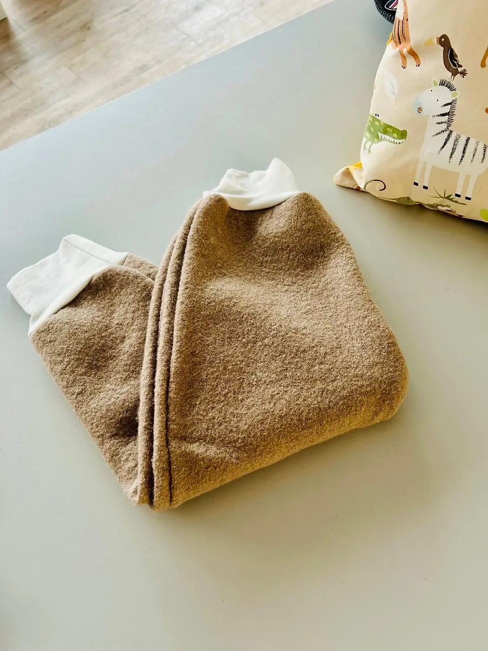 Miniaturbild: Gefaltete Walkhose für Babys und Kinder aus beigem Wollwalk mit cremefarbenen Bündchen, natürlich wärmend, handgefertigt.