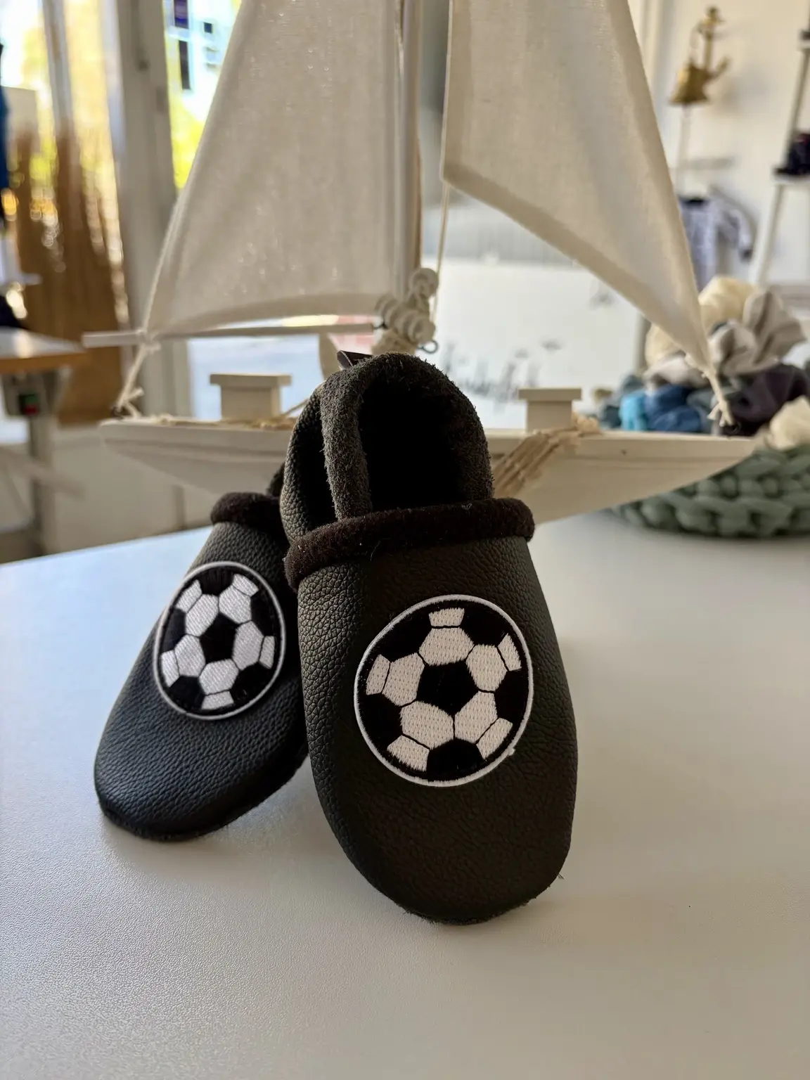 Baby Lederpuschen mit Fußballmotiv aus Ökoleder, schwarz, rutschfest, weich und flexibel – ideale Hausschuhe für Kita, Zuhaus