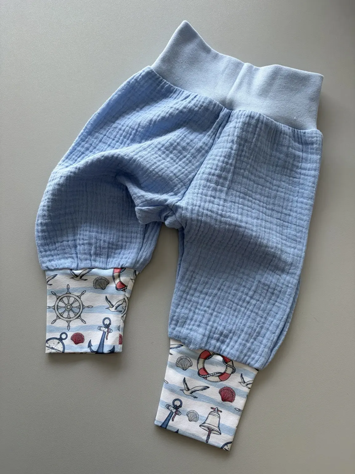 Baby Musselinhose Ozeanbrise in Hellblau mit maritimem Bündchen. Weiche, mitwachsende Kinderhose aus Baumwolle, handgemacht