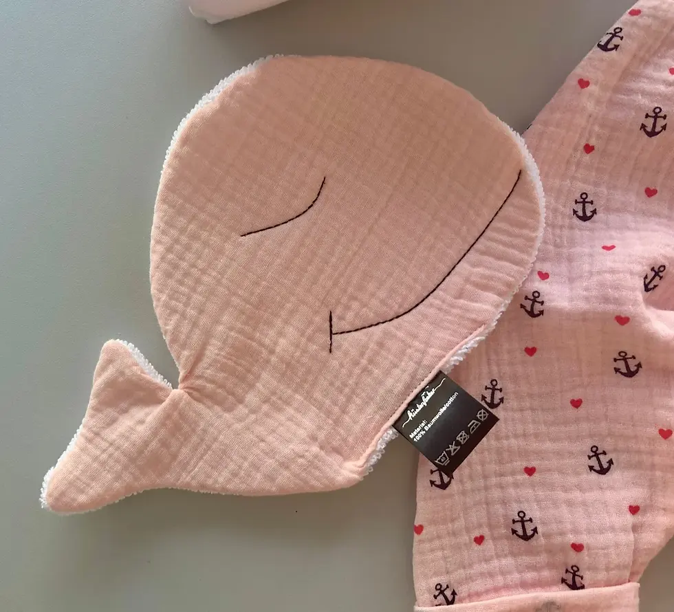 Miniaturbild: Nachhaltiger Musselin-Waschlappen in Walform – handgefertigt, mit Rückseite aus Frottee für zarte Babyhaut.