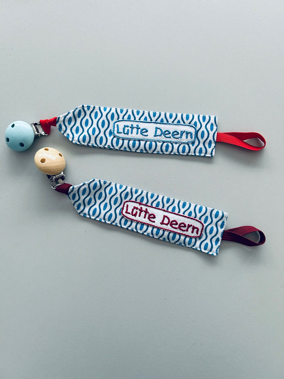 Miniaturbild: Personalisierbares Schnullerband Wellenlinien & Tupfen Blau Weiß aus 100% Bio-Baumwolle, waschbar mit Stickapplikation Lütte.