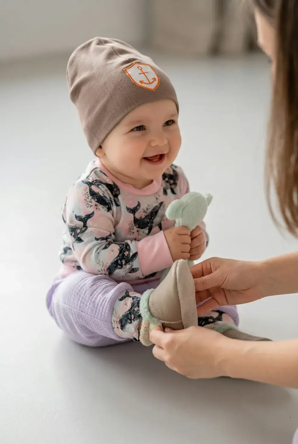 Miniaturbild: Baby trägt Musselinhose Wal-Traum in rosa, weich und luftig aus OEKO-TEX Baumwolle, perfekt für Bewegung, Spielen und Alltag,