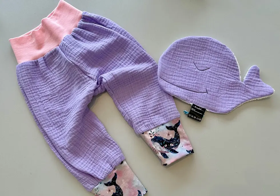 Mitwachsende Musselin-Babyhose in Lavendel mit Wal-Bündchen – nordisch, hochwertig & liebevoll genäht