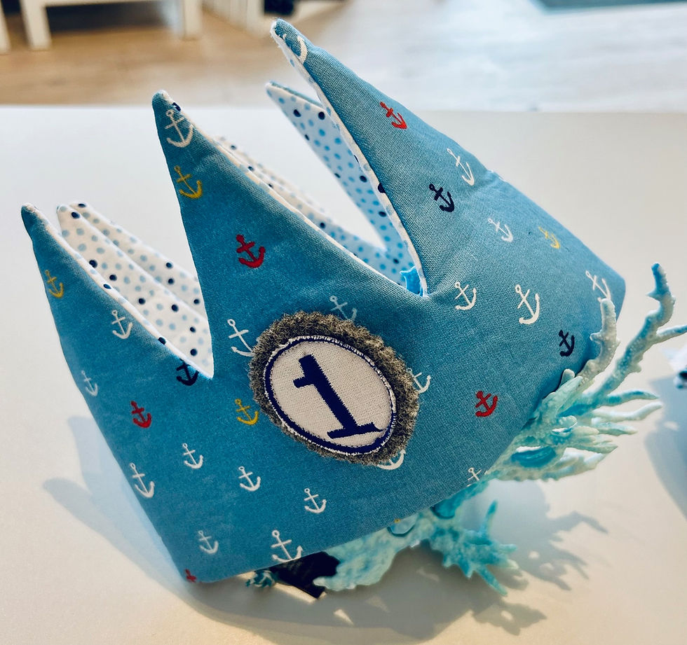 Miniaturbild: Wendbare Geburtstagskronein hellblau mit kleinen bunten Ankern und auswechselbaren Zahlen für den 1. 2. und 3. Geburtstag.