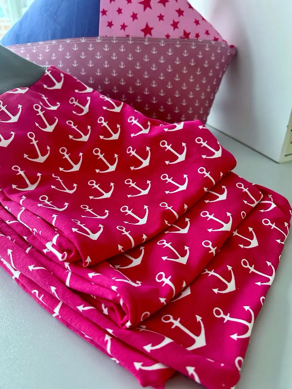 Miniaturbild: Mitwachsende Babyhose in Pink mit weißen Ankern. Weicher Bund für bequemen Sitz, handgenäht in Hamburg.