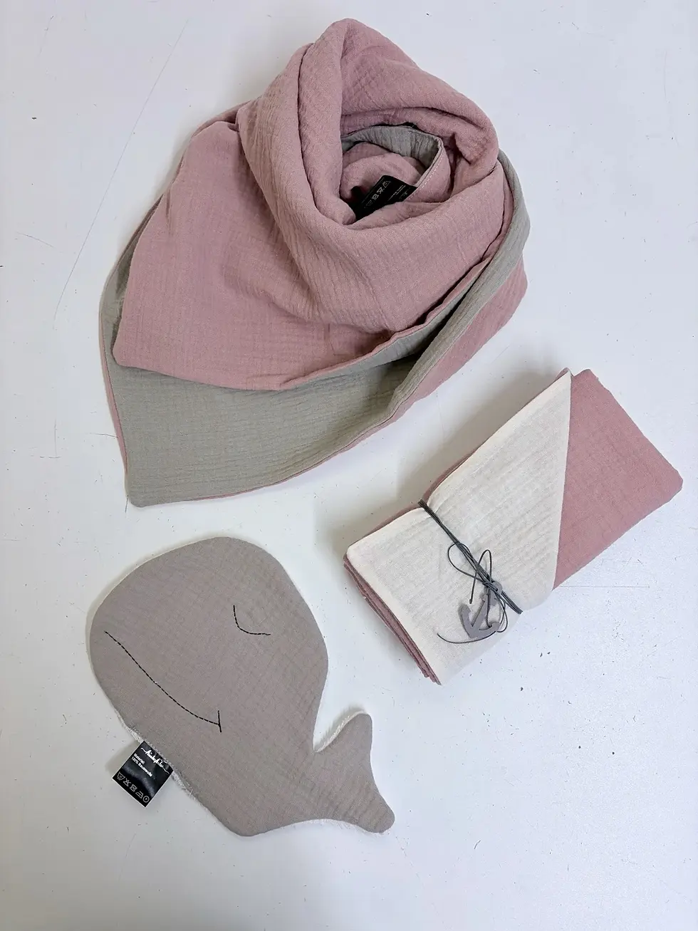 Handgenähtes Musselintuch Strandhafer aus Baumwolle in Rosé und Sandbeige mit Wal-Waschlappen. Weiches Babyaccessoire aus atm