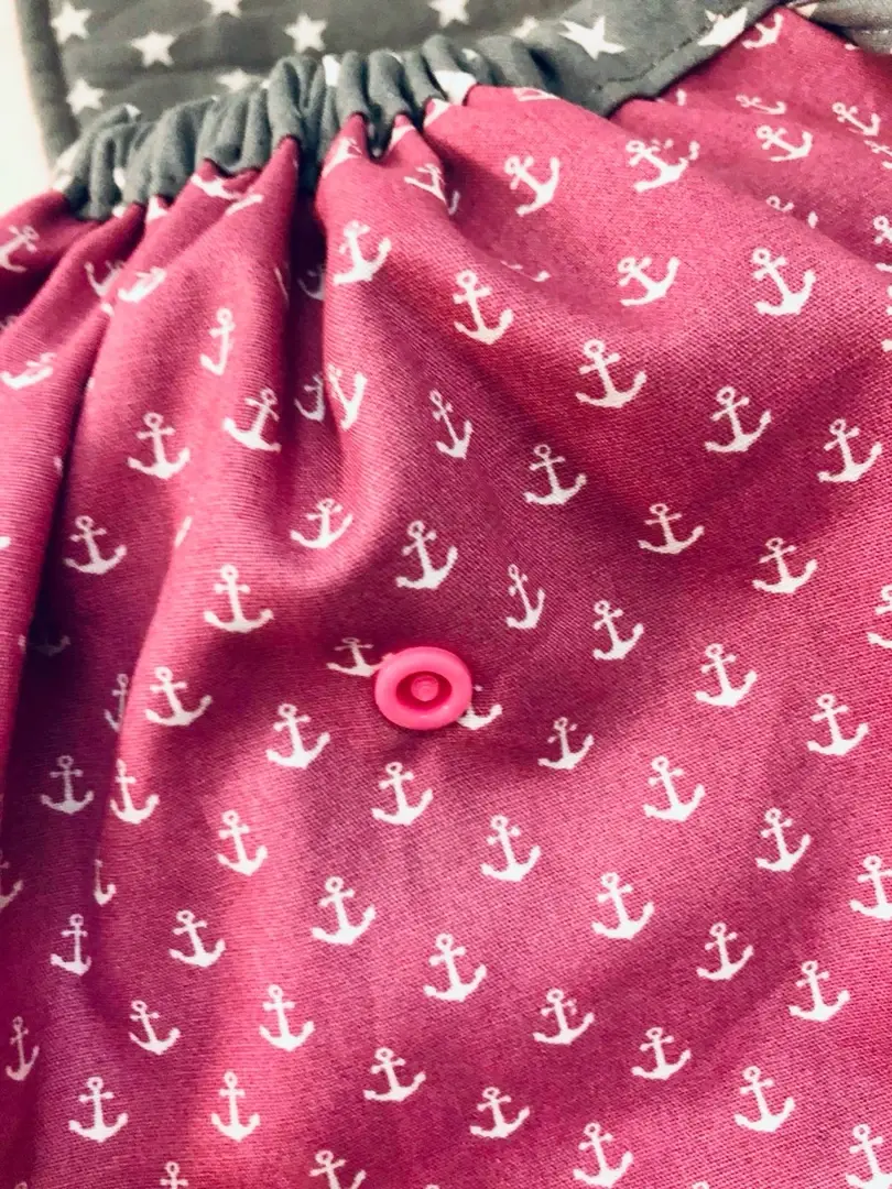 Miniaturbild: Innenansicht des Kinder-Rucksacks mit elastischem Zugband und Platz für kleine Schätze