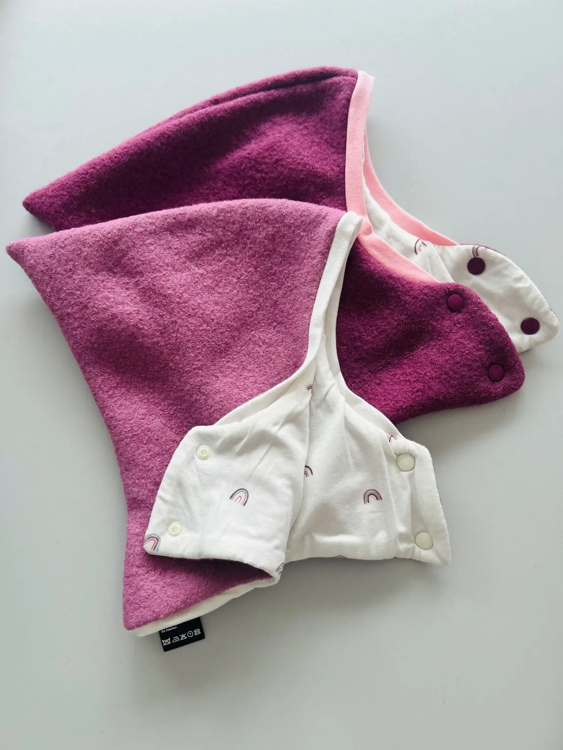 Walk Schlupfmütze Regenbogen-Traum in Rosa für Babys & Kinder – handgemacht in Hamburg, warm, weich & OEKO-TEX zertifiziert.