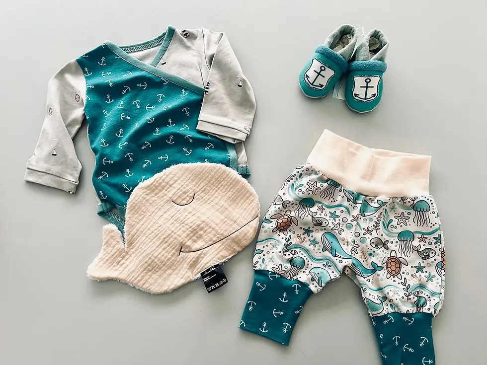 Miniaturbild: Maritimes Baby-Geschenkset mit Wickelbody, Walhose, Lederpuschen und Waschlappen, hochwertige Erstausstattung aus Hamburg.