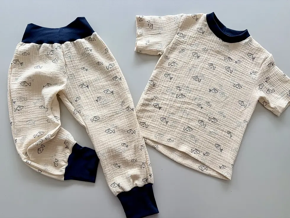 Musselin Set Küstenfische aus Shirt und mitwachsender Pumphose in Creme mit maritimem Fischmuster und dunkelblauen Bündchen,