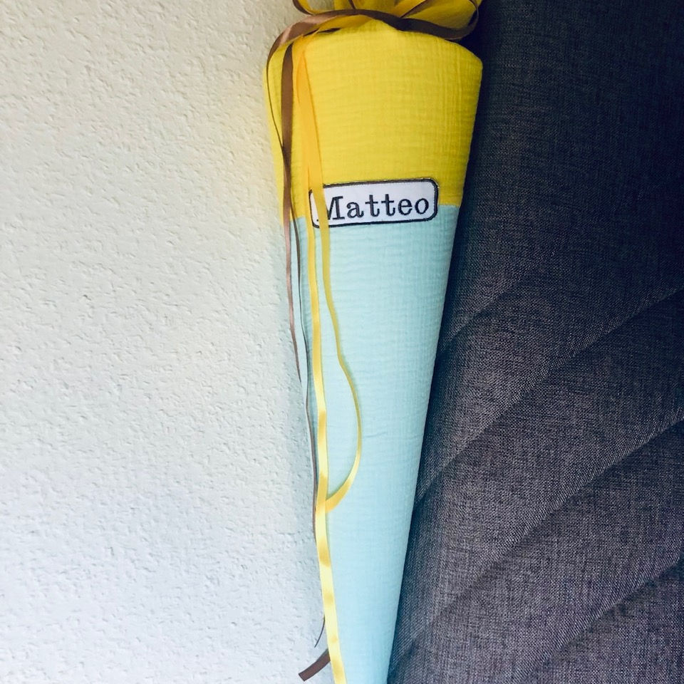 Miniaturbild: Personalisierte Musselin Schultüte in sanftem Mint und fröhlichem Gelb bringt strahlende Freude den ersten Schultag. 70 cm.