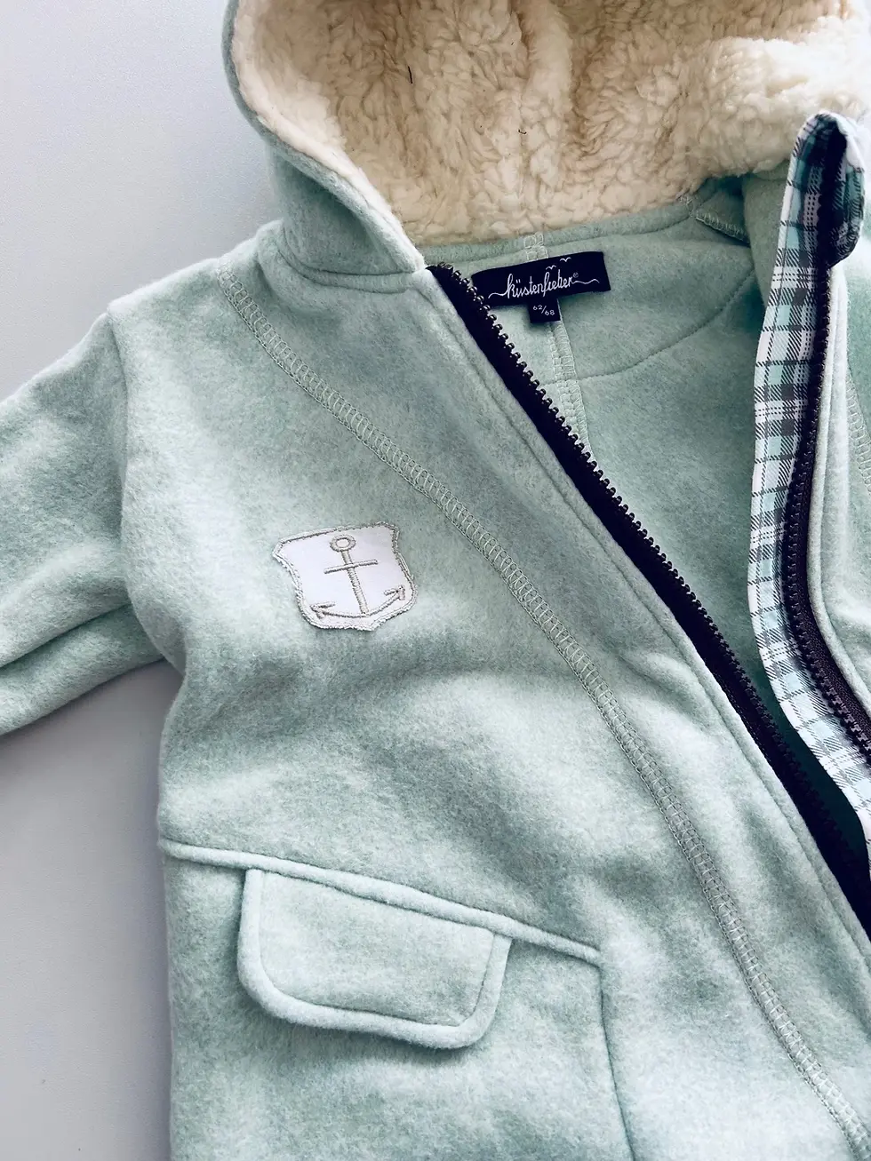 Mitwachsender Fleece-Overall für Babys in Mint aus Bio-Baumwolle mit OEKO-TEX®-zertifizierten Materialien.