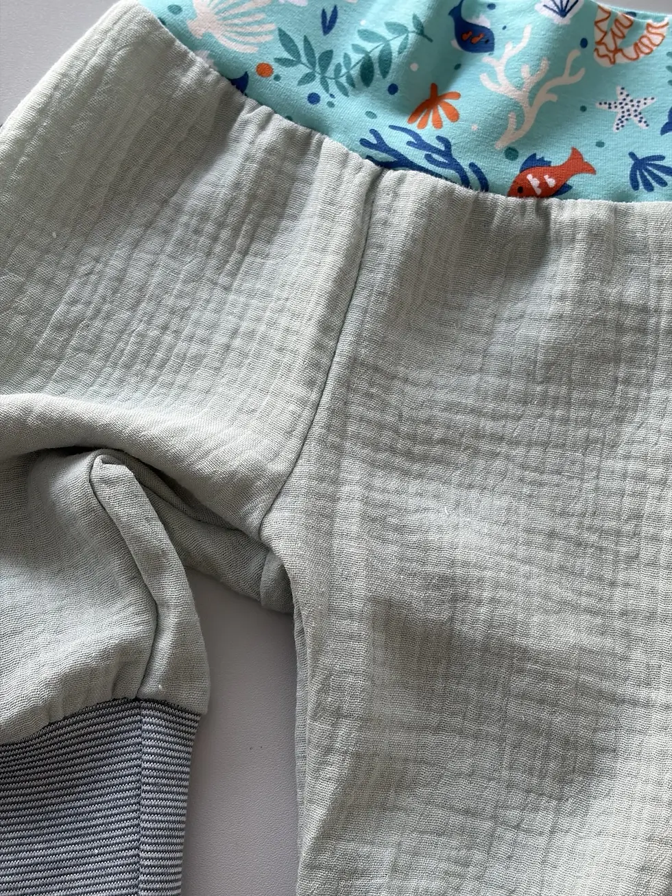 Mitwachsende Musselinhose in Salbeigrün mit Unterwasserbund, weich und angenehm für Babys, OEKO-TEX Stoff, handgemacht in Ham
