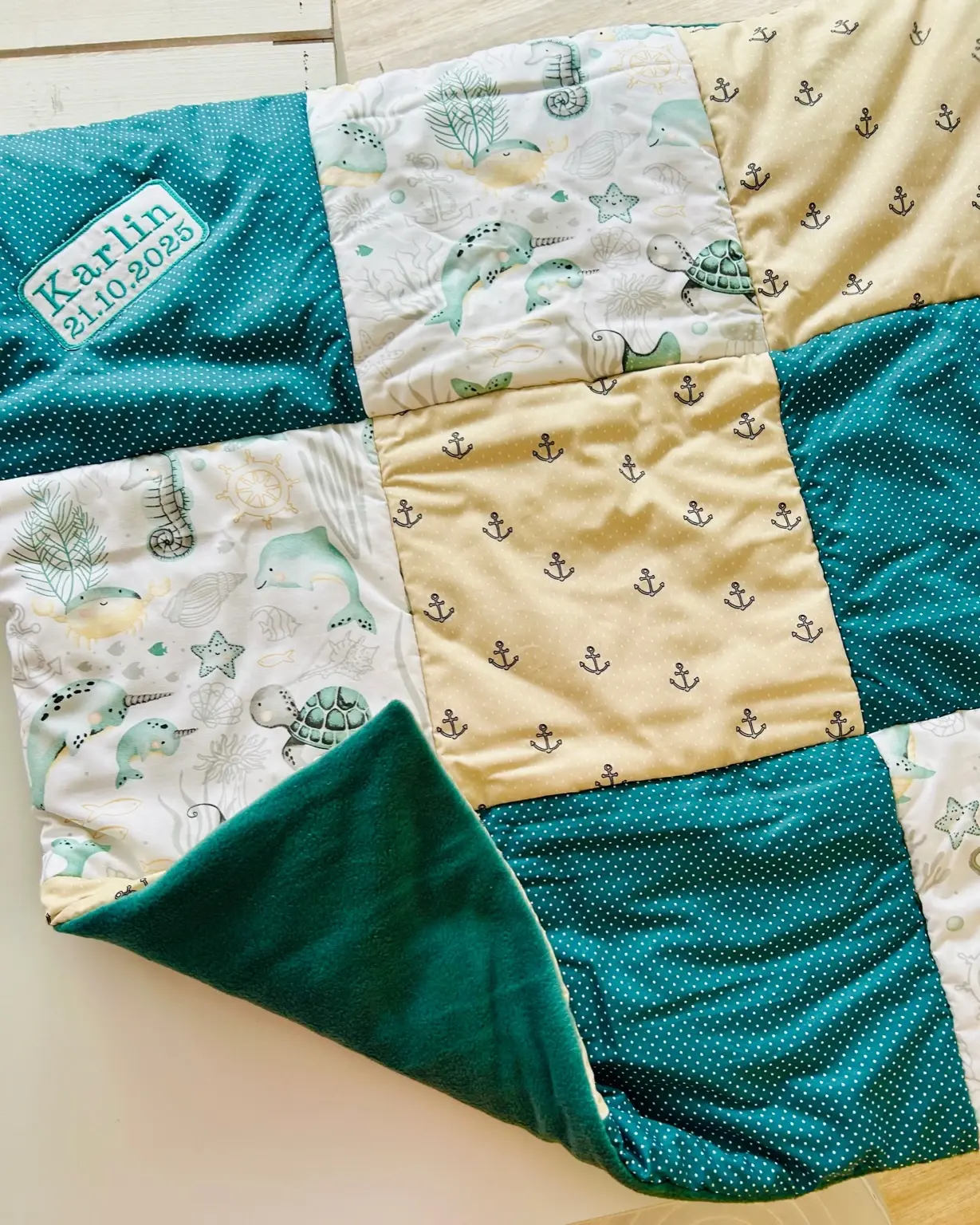 Weiche maritime Baby-Krabbeldecke in Petrol mit Punktestoff, Ankern und Meerestieren. Handgemacht in Hamburg.