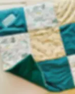 Weiche maritime Baby-Krabbeldecke in Petrol mit Punktestoff, Ankern und Meerestieren. Handgemacht in Hamburg.