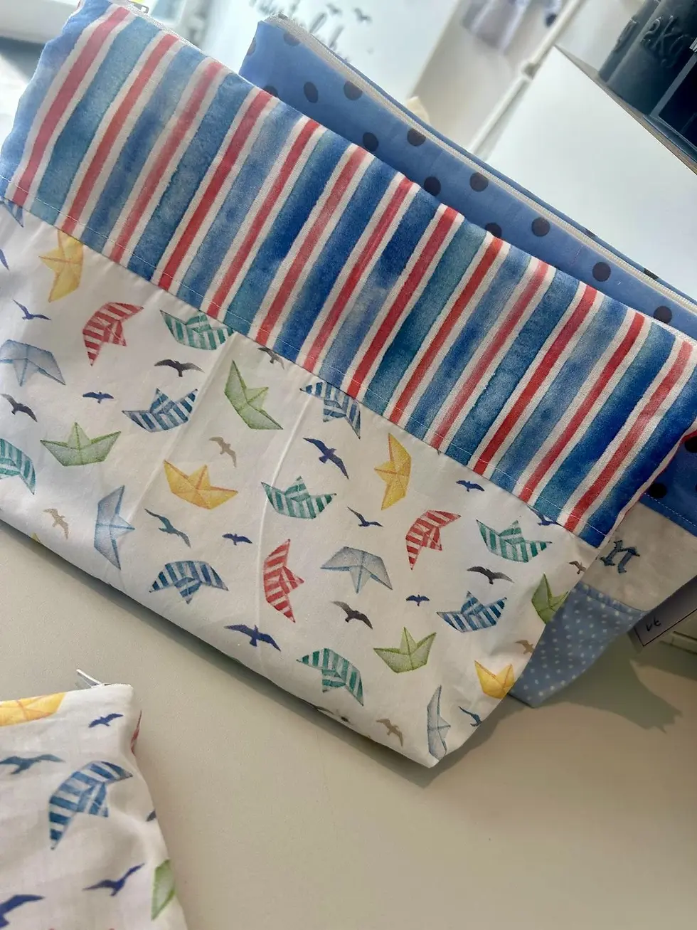 Miniaturbild: Maritime Windeltasche aus Baumwolle mit Reißverschluss. Praktisch für den Alltag mit Baby, alles griffbereit in einer Tasche.