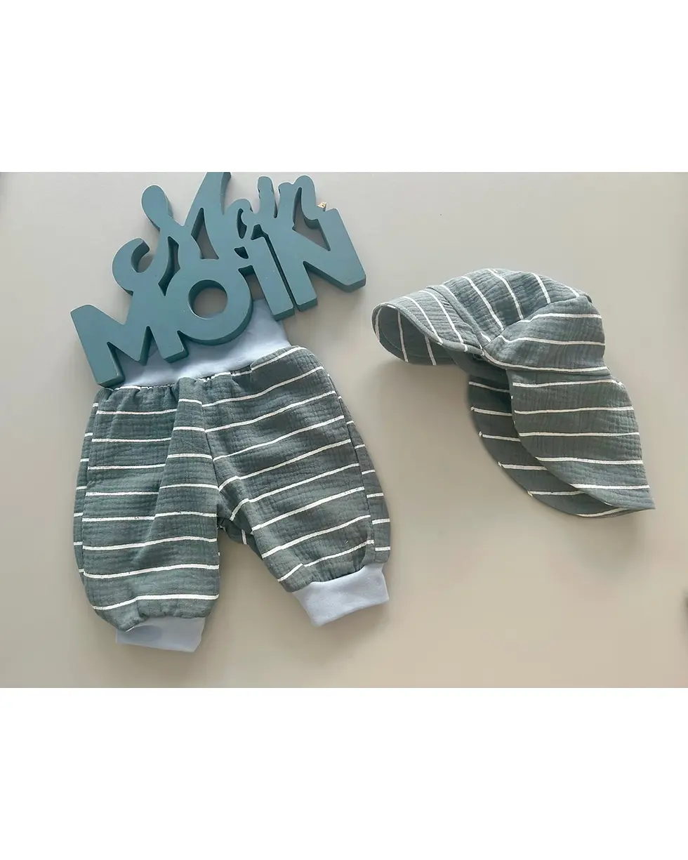 Miniaturbild: Sommerliches Musselin-Set mit Cap und Brisenbuxe für Babys – maritim gestreift, handgefertigt in Hamburg.