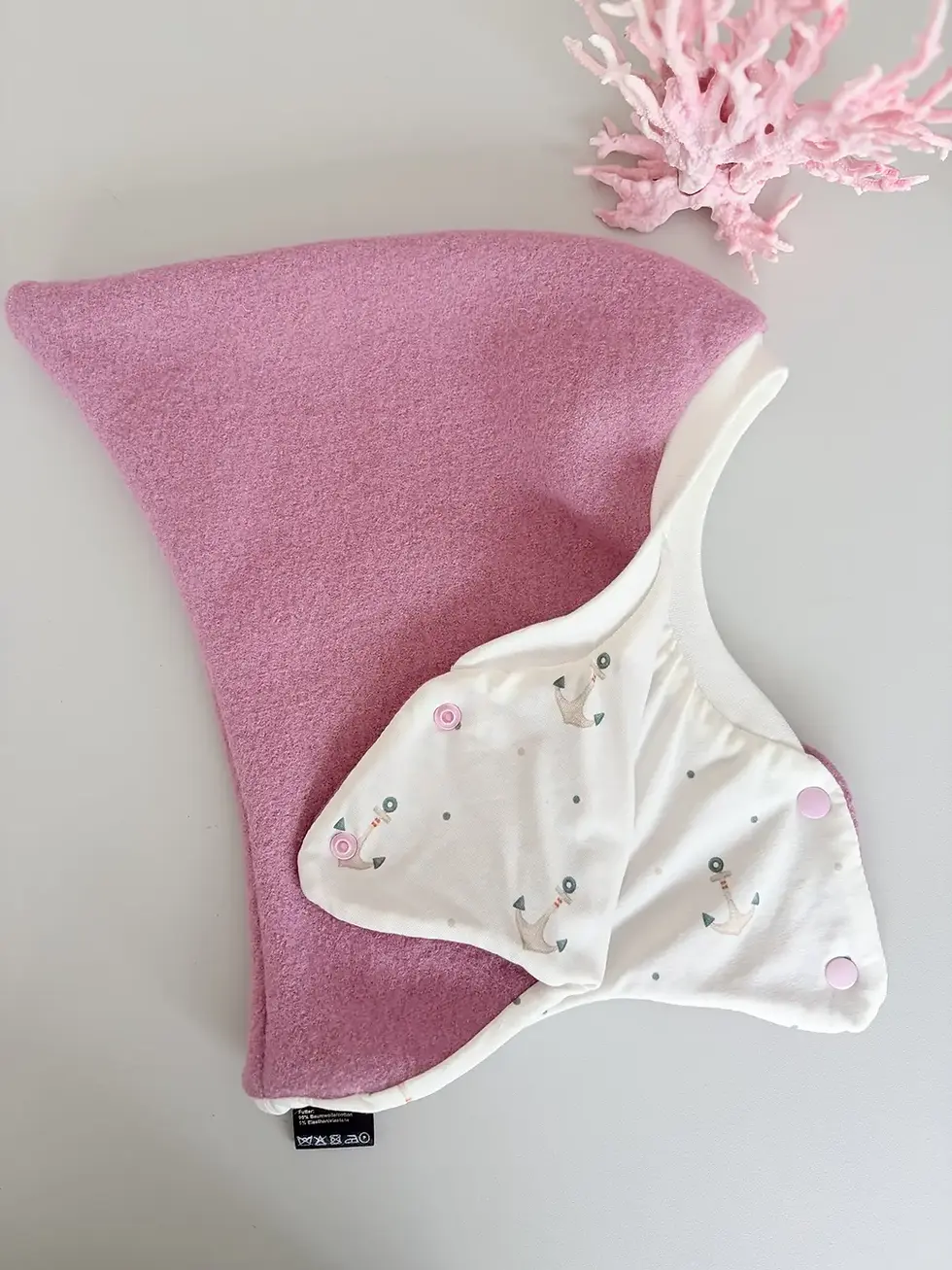 Detailansicht des weißen Jerseyfutters mit kleinen Ankern in der rosa Schlupfmütze