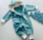 Kuscheliger Baby-Overall in Petrol aus Bio-Baumwollfleece mit Kapuze und weichem Innenfutter.