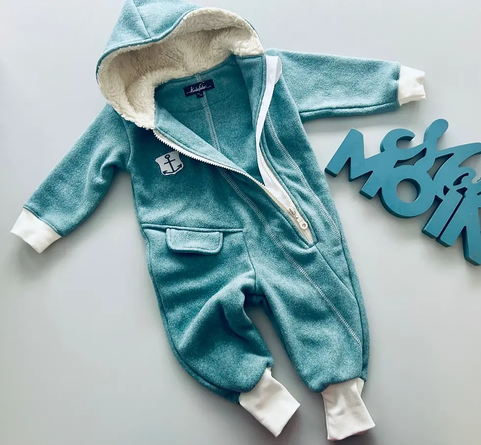 Kuscheliger Baby-Overall in Petrol aus Bio-Baumwollfleece mit Kapuze und weichem Innenfutter.